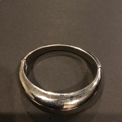 Heavy metal Silver-tone hinged bangle bracelet