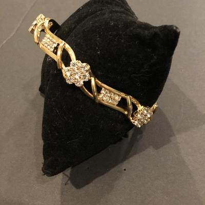Beautiful, gold, toned, rhinestone flower, bangle bracelet very pretty