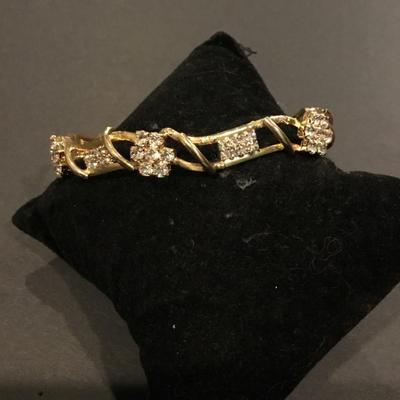 Beautiful, gold, toned, rhinestone flower, bangle bracelet very pretty