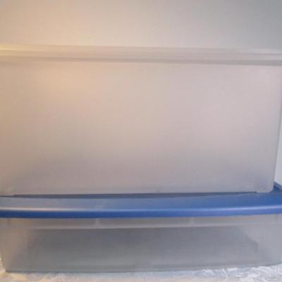 2 plastic storage containers, one of the has a lid