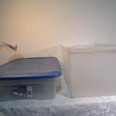 2 plastic storage containers, one of the has a lid