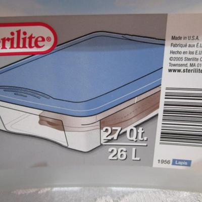 2 plastic storage containers, one of the has a lid