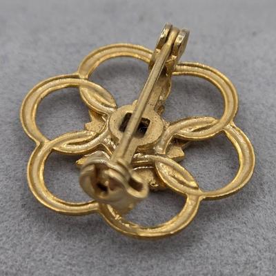 LOT 38: Variety of Vintage Brooches