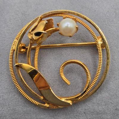 LOT 38: Variety of Vintage Brooches