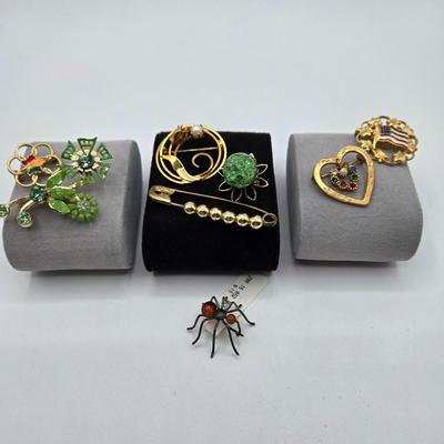 LOT 38: Variety of Vintage Brooches