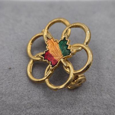 LOT 38: Variety of Vintage Brooches