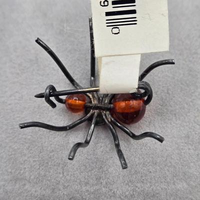 LOT 38: Variety of Vintage Brooches