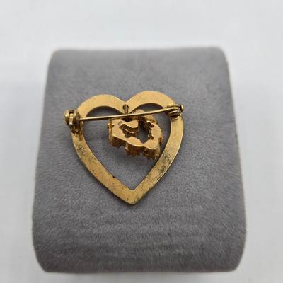 LOT 38: Variety of Vintage Brooches