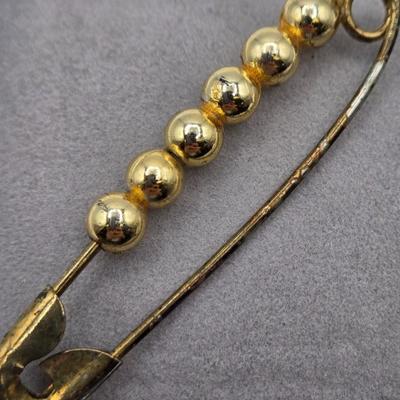 LOT 38: Variety of Vintage Brooches