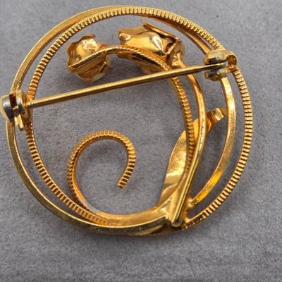 LOT 38: Variety of Vintage Brooches