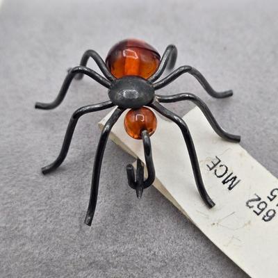 LOT 38: Variety of Vintage Brooches