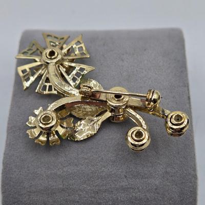 LOT 38: Variety of Vintage Brooches