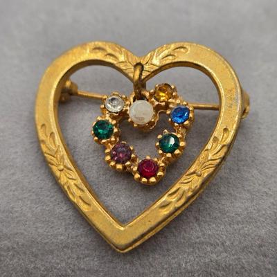 LOT 38: Variety of Vintage Brooches