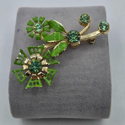 LOT 38: Variety of Vintage Brooches