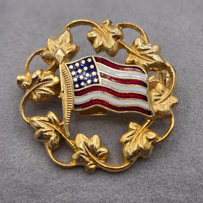 LOT 38: Variety of Vintage Brooches