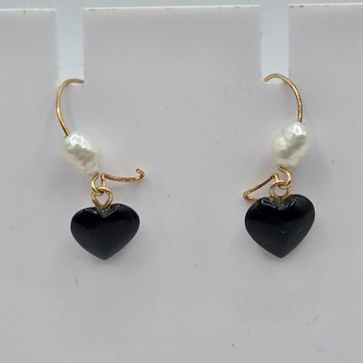 LOT 44: 14k Earrings with Heart /1.1 gtw