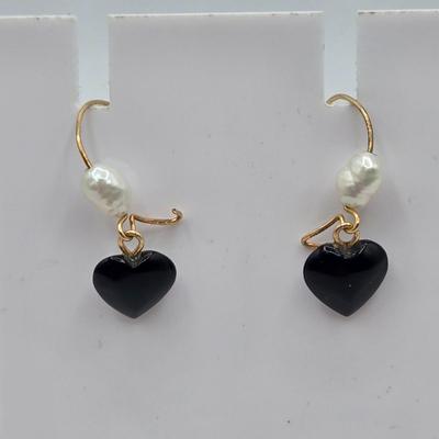 LOT 44: 14k Earrings with Heart /1.1 gtw