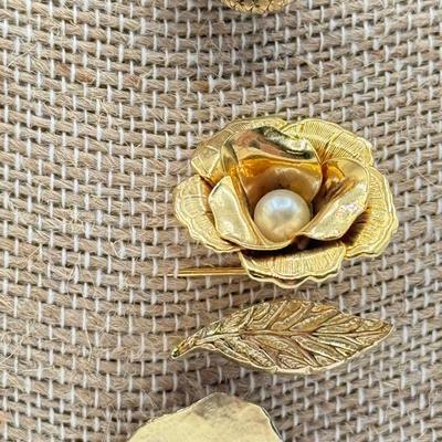 LOT 68: Vintage Stick Pins: Flowers, Starfish, Kangaroo & Leaves