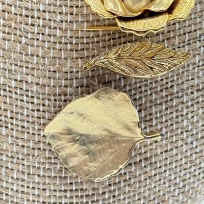 LOT 68: Vintage Stick Pins: Flowers, Starfish, Kangaroo & Leaves