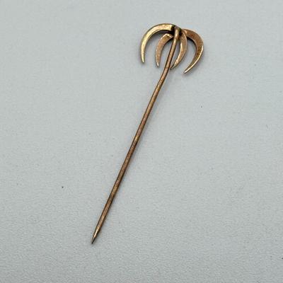 LOT 77: Vintage Double Horseshoe Lucky 14k Gold Stick Pin (0.8g)