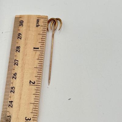 LOT 77: Vintage Double Horseshoe Lucky 14k Gold Stick Pin (0.8g)