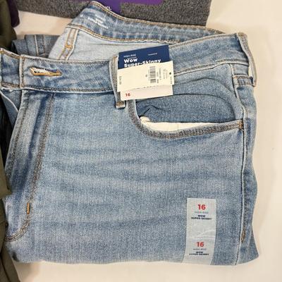 LOT 81: NWT Plus Sized Women's Clothing: Pair of 2XL Cardigans, XXL Dark Green Sweatsuit & Old Navy Size 16 "Super...