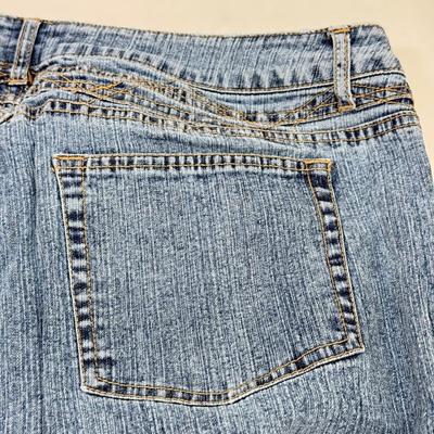 LOT 84: Plus size Purple Champion Sweatshirt, Zip up Sweater & Three Pairs of Jeans