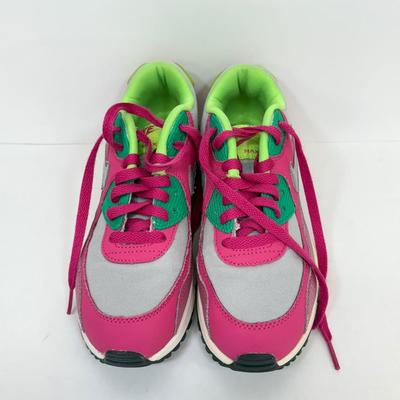 LOT 85: Vintage Shania Twain Tour Shirt, Size 6Y Nike Sneakers & More