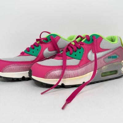 LOT 85: Vintage Shania Twain Tour Shirt, Size 6Y Nike Sneakers & More