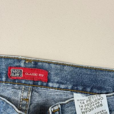 LOT 85: Vintage Shania Twain Tour Shirt, Size 6Y Nike Sneakers & More