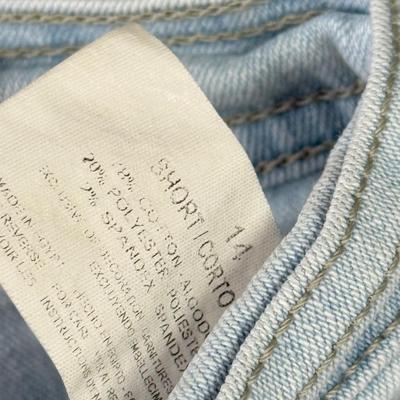 LOT 85: Vintage Shania Twain Tour Shirt, Size 6Y Nike Sneakers & More