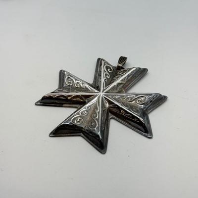 LOT 89: Reed & Barton 1977 Christmas Cross Sterling Silver Ornament (15.69g)