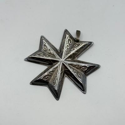 LOT 89: Reed & Barton 1977 Christmas Cross Sterling Silver Ornament (15.69g)