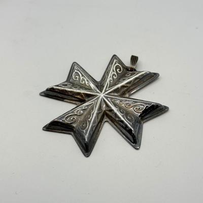 LOT 89: Reed & Barton 1977 Christmas Cross Sterling Silver Ornament (15.69g)