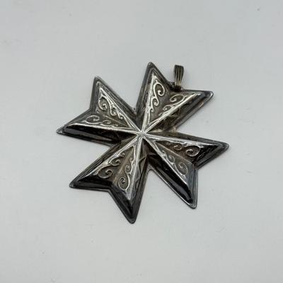 LOT 89: Reed & Barton 1977 Christmas Cross Sterling Silver Ornament (15.69g)