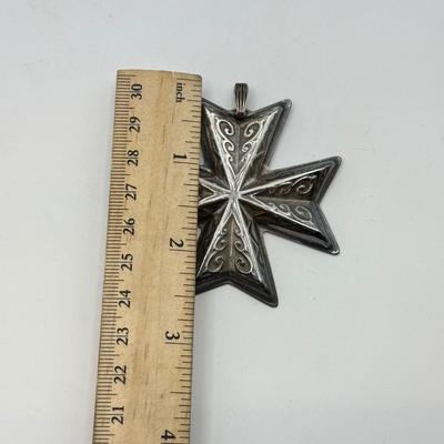 LOT 89: Reed & Barton 1977 Christmas Cross Sterling Silver Ornament (15.69g)