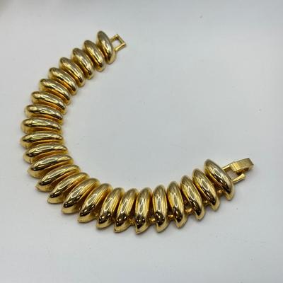 LOT 102: Goldtone Scarab Cuff Bracelet, Beautiful Green Bracelets, Necklaces & Goldtone Link Bracelet