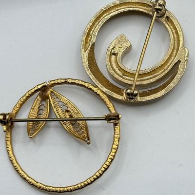 LOT 108: Australian Souvenirs, Heinz Pickle Pin, "Penannular Silver Brooch," Gold Plated Leaf Pins & More