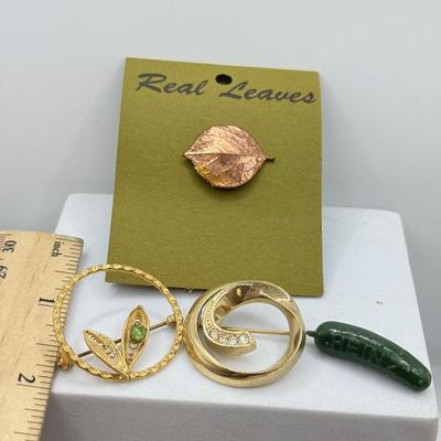 LOT 108: Australian Souvenirs, Heinz Pickle Pin, "Penannular Silver Brooch," Gold Plated Leaf Pins & More