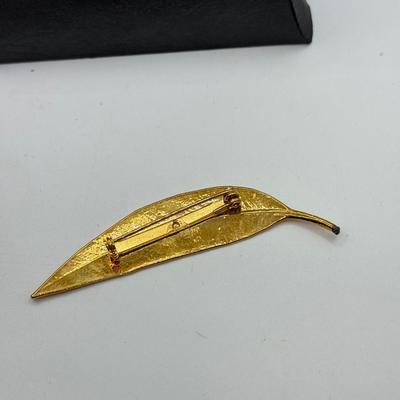 LOT 108: Australian Souvenirs, Heinz Pickle Pin, "Penannular Silver Brooch," Gold Plated Leaf Pins & More