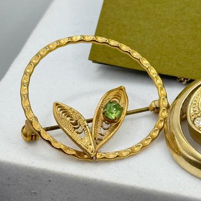 LOT 108: Australian Souvenirs, Heinz Pickle Pin, "Penannular Silver Brooch," Gold Plated Leaf Pins & More