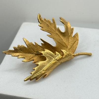 LOT 108: Australian Souvenirs, Heinz Pickle Pin, "Penannular Silver Brooch," Gold Plated Leaf Pins & More