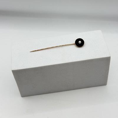 LOT 114: Vintage 10k Gold Black Onyx and Pearl Hat / Stick Pin (1.0g)