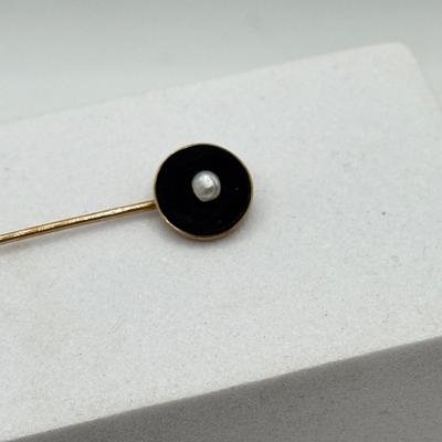 LOT 114: Vintage 10k Gold Black Onyx and Pearl Hat / Stick Pin (1.0g)