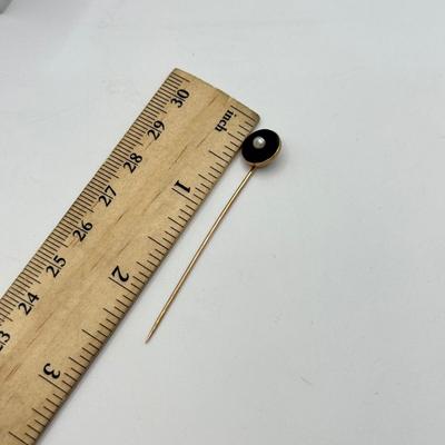 LOT 114: Vintage 10k Gold Black Onyx and Pearl Hat / Stick Pin (1.0g)