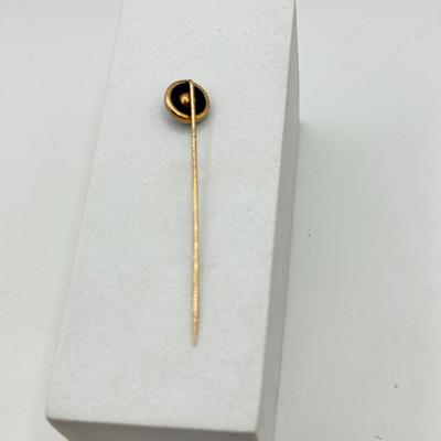 LOT 114: Vintage 10k Gold Black Onyx and Pearl Hat / Stick Pin (1.0g)
