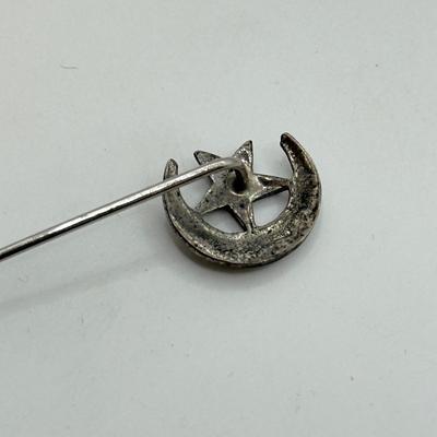 LOT 117: Vintage Sterling Silver Masonic & Crest Stick Pins (6.8g)