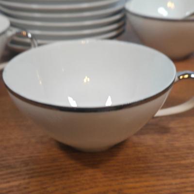 LOT 150: Vintage Harmony House China Set/ 8 Dinner Plates, 8 Salad Plates, 7 Soup Bowls, 7 Dessert Bowls, 1 Serving Bowl, 8 Cups &...