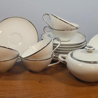 LOT 150: Vintage Harmony House China Set/ 8 Dinner Plates, 8 Salad Plates, 7 Soup Bowls, 7 Dessert Bowls, 1 Serving Bowl, 8 Cups &...