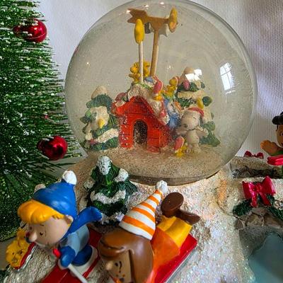 Peanuts Ultimate Snow Globe